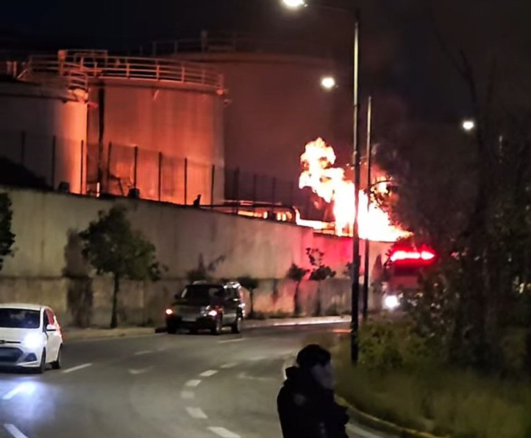 Φωτιά στα Καζάνια στο Πέραμα: «Κλείστε τα παράθυρα των σπιτιών σας» – Ήχησε το 112