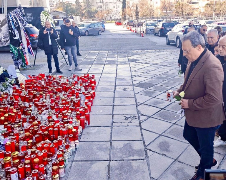 Στο γήπεδο της Τούμπας ο Φάμελλος - Αφησε λευκό τριαντάφυλλο για τους νεκρούς οπαδούς