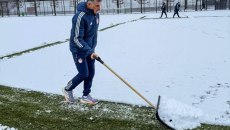 Έπος: Ο Μεντιλίμπαρ καθαρίζει το χιόνι πριν την προπόνηση του Ολυμπιακού στην Ολλανδία (pics, vid)