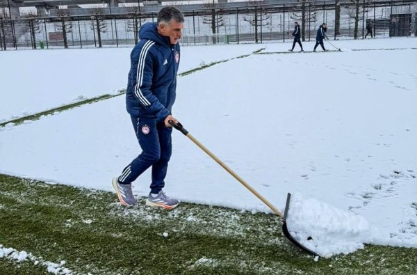 Έπος: Ο Μεντιλίμπαρ καθαρίζει το χιόνι πριν την προπόνηση του Ολυμπιακού στην Ολλανδία (pics, vid)