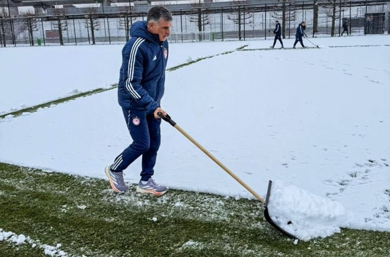 Έπος: Ο Μεντιλίμπαρ καθαρίζει το χιόνι πριν την προπόνηση του Ολυμπιακού στην Ολλανδία (pics, vid)