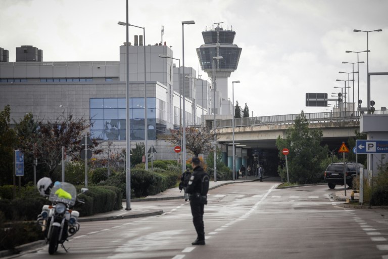 Στο συρτάρι 6 χρόνια η σύμβαση που θα απέτρεπε το μπλακ άουτ στα αεροδρόμια και ας φωνάζουν οι ελεγκτές για «αεροπορικά Τέμπη»