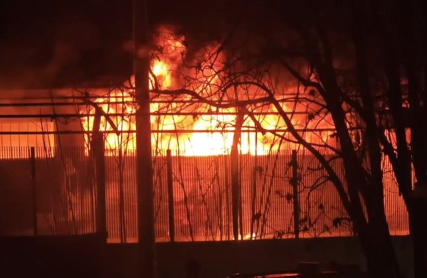 Συναγερμός για μεγάλη πυρκαγιά σε εργοστάσιο στις Αχαρνές