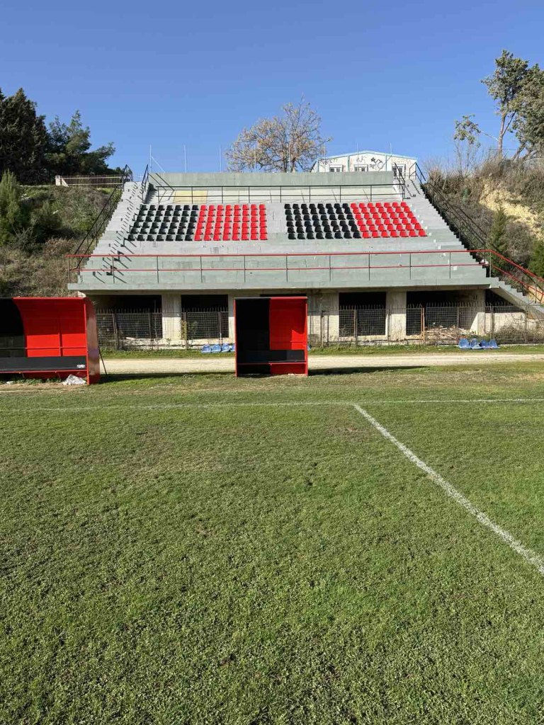 Οι εξέδρες μπαίνουν σε φόρμα με τα νέα καθίσματα στα γήπεδα της Κορίνθου