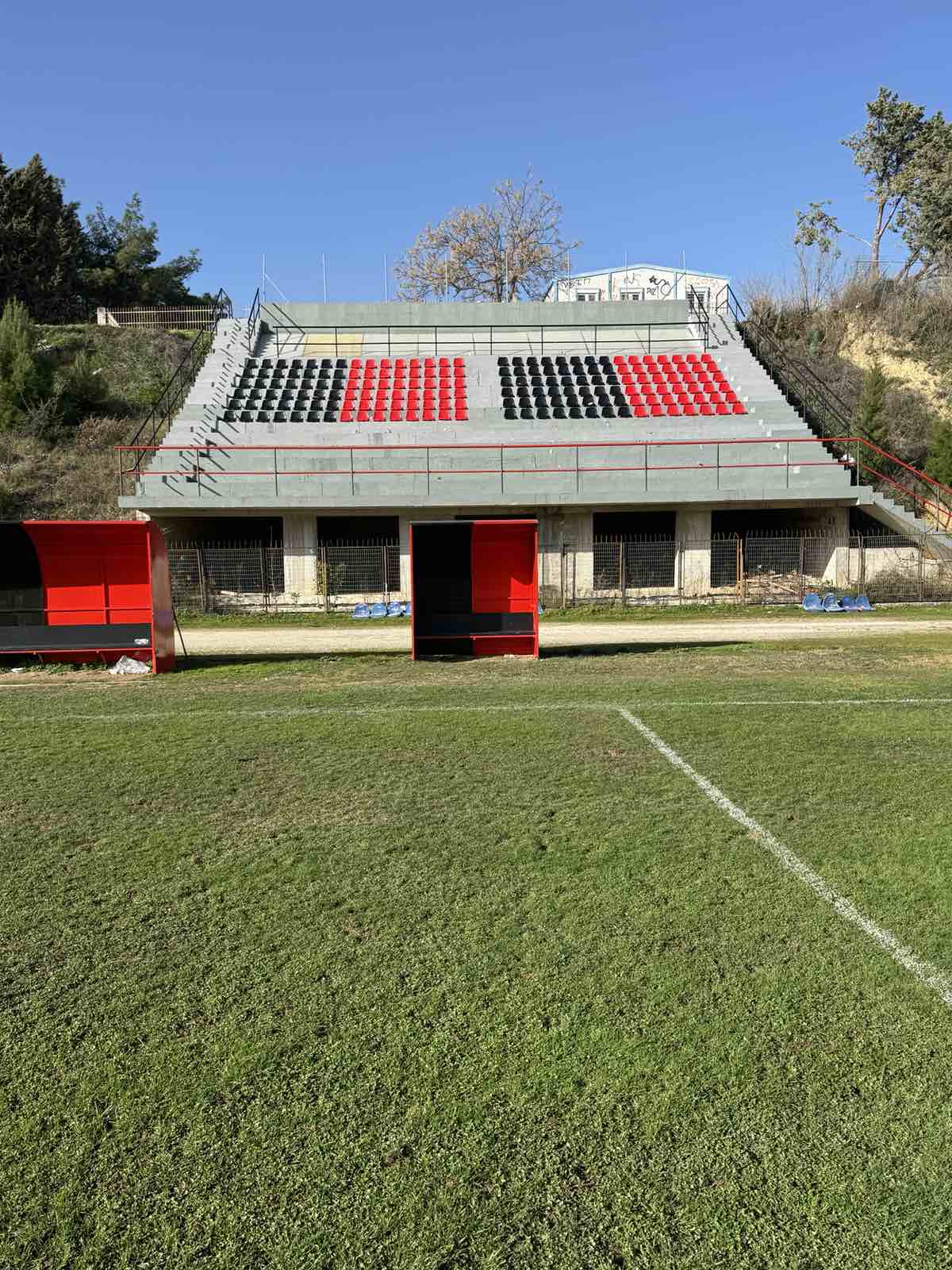 Οι εξέδρες μπαίνουν σε φόρμα με τα νέα καθίσματα στα γήπεδα της Κορίνθου