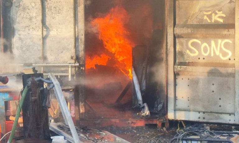 Χανιά: Φωτιά σε αποθήκη στον Πλατανιά