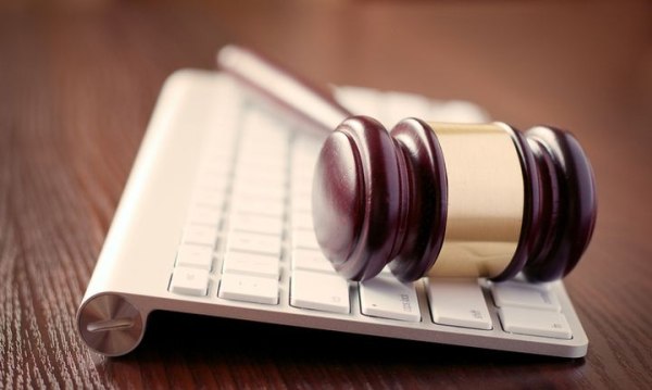 Στο σφυρί βίλες, μεζονέτες και οικόπεδα για χρέη στην εφορία