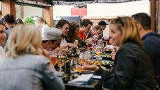 Διατροφή: Το να τρώμε μαζί με παρέα, μας κάνει καλό