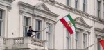 Διαδηλωτής εισέβαλε στην πρεσβεία του Ιράν στο Λονδίνο και αντικατέστησε την σημαία