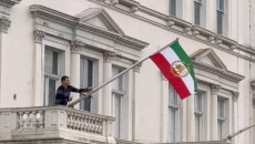 Διαδηλωτής εισέβαλε στην πρεσβεία του Ιράν στο Λονδίνο και αντικατέστησε την σημαία με αυτή προ του 1979