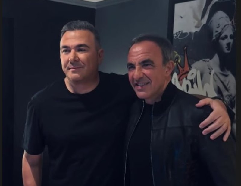 Το ζεϊμπέκικο, το ντουέτο και ο Φρανκ Σινάτρα: Ο Νίκος Αλιάγας και ο Αντώνης Ρέμος έκαναν μαζί Πρωτοχρονιά στη σκηνή