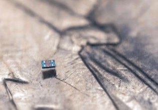 Μόλις ορατά με γυμνό μάτι, τα μικρότερα ρομπότ του κόσμου κινούνται με ενέργεια από το φως