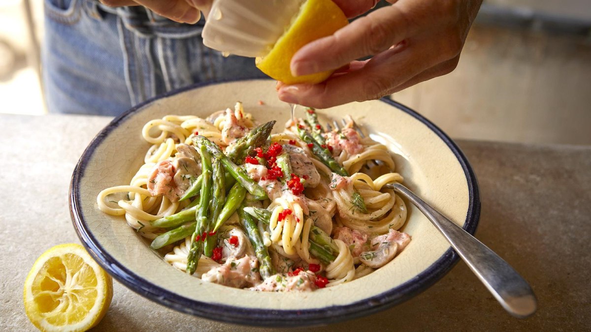 Συνταγή: Σπαγγέτι με σολομό και σπαράγγια