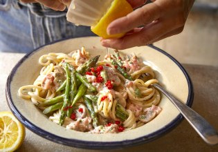 Συνταγή: Σπαγγέτι με σολομό και σπαράγγια