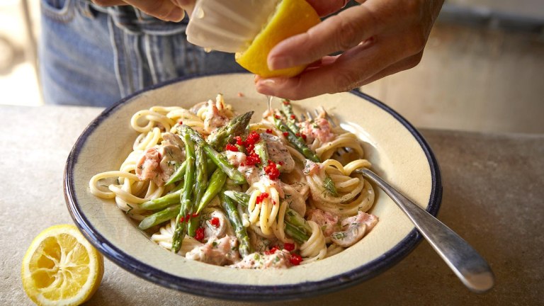 Συνταγή: Σπαγγέτι με σολομό και σπαράγγια