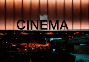 Οι ταινίες της Warner Bros. θα συνεχίσουν να προβάλλονται στους κινηματογράφους, σύμφωνα με τον CEO του Netflix