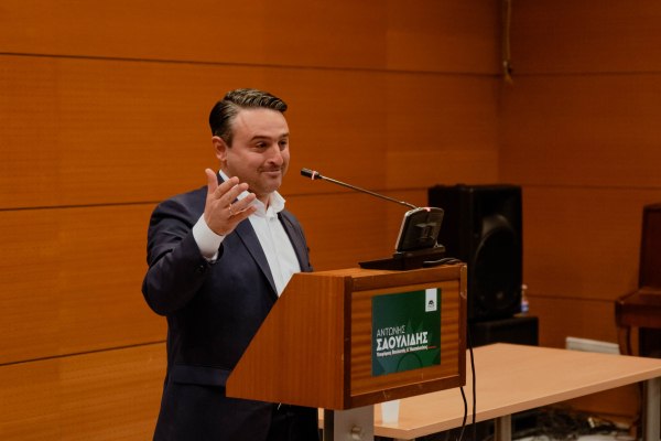 Αλληλοκατηγορίες μεταξύ Σαουλίδη και ΠΑΣΟΚ μετά τη συμμετοχή του στην βιβλιοπαρουσίαση του Τσίπρα – Το τηλέφωνο στον Δούκα και η αλλαγή «πλεύσης»