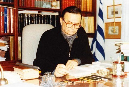 Σαράντος Καργάκος: Τ’ Αρχαία μάς πέφτουνε βάρος