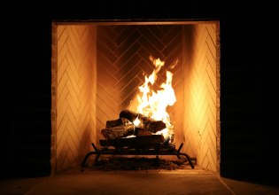 Το τέλος της καπνοδόχου; «Στοπ» σε τζάκια και ξυλόσομπες βάζουν οι ευρωπαϊκές πόλεις