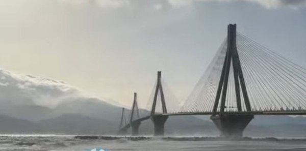 Θυελλώδεις άνεμοι 130 χλμ/ώρα «σφυροκοπούν» την Πάτρα – Bίντεο από τη γέφυρα στο Ρίο – Αντίριο