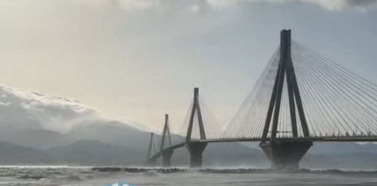 Θυελλώδεις άνεμοι 130 χλμ/ώρα «σφυροκοπούν» την Πάτρα – Bίντεο από τη γέφυρα στο Ρίο – Αντίριο