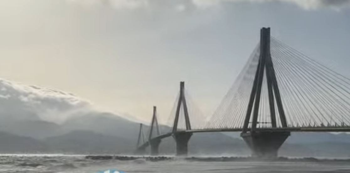 Θυελλώδεις άνεμοι 130 χλμ/ώρα «σφυροκοπούν» την Πάτρα – Bίντεο από τη γέφυρα στο Ρίο – Αντίριο