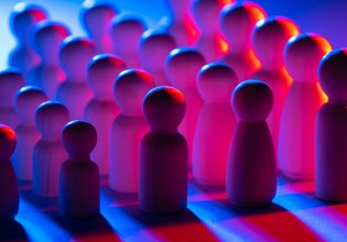 Τις πλειοψηφίες τις φτιάχνει και τις επιβάλλει η κοινωνία