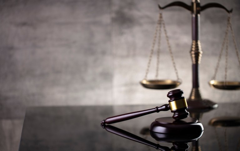 Παίζοντας με τους θεσμούς