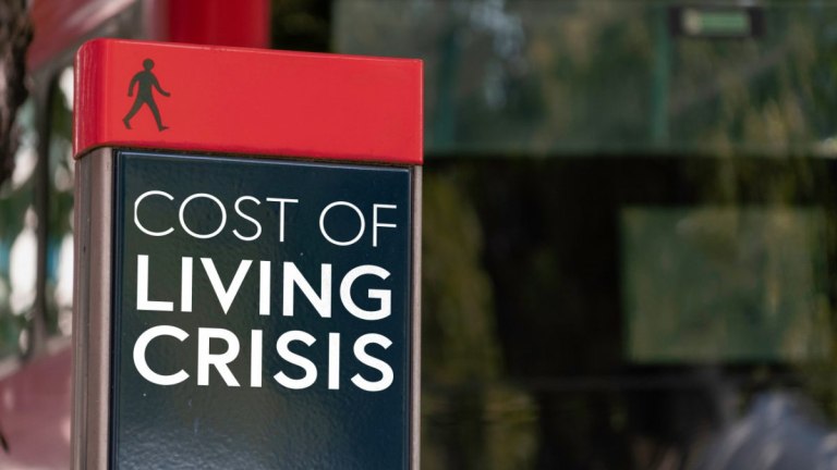 Η ακρίβεια ήρθε για να μείνει και το 2026 – Εξανεμίζονται οι ονομαστικές αυξήσεις στα εισοδήματα