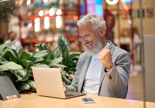 Η νέα κοινωνική ζωή της Αθήνας ανάμεσα σε καφέ, βόλτες και οθόνες
