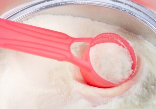 Βρεφικό γάλα: Τι πίνουν πραγματικά τα μωρά μας;