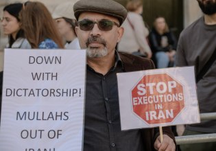 Οι πολίτες του Ιράν απαιτούν να φύγουν οι μουλάδες, ζητούν δημοκρατία, ελευθερίες και κοινωνική δικαιοσύνη. Όχι στρατιωτικές επεμβάσεις