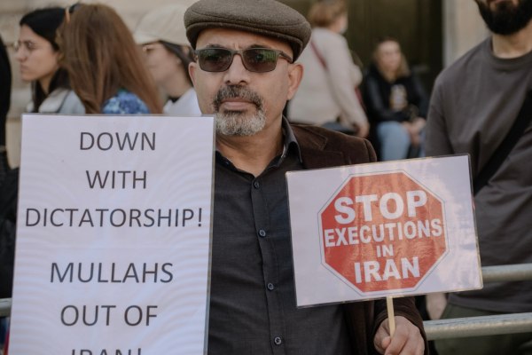 Οι πολίτες του Ιράν απαιτούν να φύγουν οι μουλάδες, ζητούν δημοκρατία, ελευθερίες και κοινωνική δικαιοσύνη. Όχι στρατιωτικές επεμβάσεις