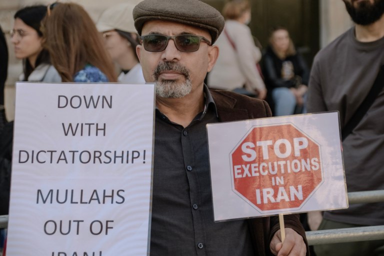 Οι πολίτες του Ιράν απαιτούν να φύγουν οι μουλάδες, ζητούν δημοκρατία, ελευθερίες και κοινωνική δικαιοσύνη. Όχι στρατιωτικές επεμβάσεις