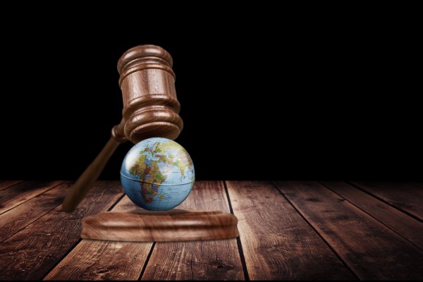 Όταν ο κόσμος γίνεται όλο και πιο χαοτικός και επικίνδυνος, είναι ακριβώς η ώρα να σχολιάσουμε και να υπερασπιστούμε τη διεθνή νομιμότητα