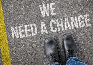 Η χώρα χρειάζεται βαθιές προοδευτικές αλλαγές, όχι έκρηξη θυμού, ούτε θολά οράματα