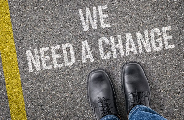 Η χώρα χρειάζεται βαθιές προοδευτικές αλλαγές, όχι έκρηξη θυμού, ούτε θολά οράματα