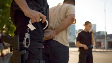 Τι δεν πρέπει να συζητήσετε με την αστυνομία αν σας συλλάβουν – Οι συμβουλές ενός ποινικολόγου