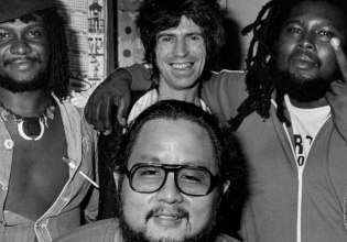 Σλάι Ντάνμπαρ: Ο ντράμερ που άλλαξε τον ήχο στη Τζαμάικα, «σημάδεψε» τη ρέγκε και τον αγάπησαν οι Rolling Stones