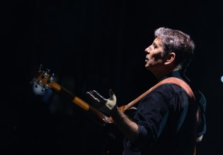 Ο Σωκράτης Μάλαμας επέστρεψε με νέο άλμπουμ και μικρές ιστορίες σχέσεων