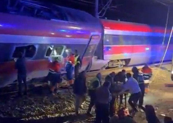 Ισπανία: «Τρομερή» πολύνεκρη σύγκρουση τρένων – «Μετακινήσαμε πτώματα για να φτάσουμε σε επιζήσαντες»