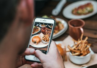 Performative eating: Τι είναι και πως επηρεάζει τη διατροφή μας