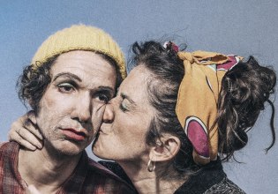 «Οι καρέκλες» του Ιονέσκο: Με τους Μαρία Διακοπαναγιώτου και Πάνο Παπαδόπουλο στο θέατρο του Νέου Κόσμου