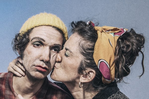 «Οι καρέκλες» του Ιονέσκο: Με τους Μαρία Διακοπαναγιώτου και Πάνο Παπαδόπουλο στο θέατρο του Νέου Κόσμου