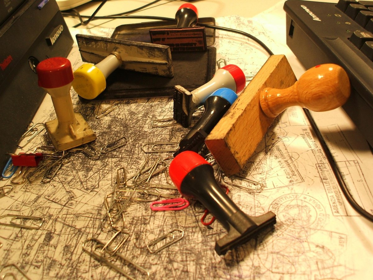 Γραφειοκρατία: Δύσκολη χώρα για επενδύσεις η Ελλάδα – Εκκλήσεις για μείωση της… χαρτούρας και στην ΕΕ