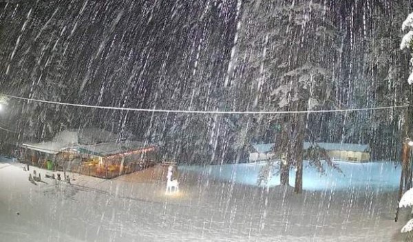 Χιονοπτώσεις και χαμηλές θερμοκρασίες στα ορεινά της Ηπείρου – Επιχείρηση απεγκλωβισμού 5 οχημάτων στο Ζαγόρι