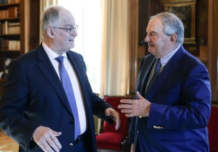 Συνάντηση Τασούλα με Καραμανλή στο Προεδρικό Μέγαρο