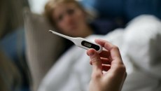 SOS για τη γρίπη: «Μεταδίδεται ακόμη και δύο 24ωρα πριν εκδηλώσει συμπτώματα ο φορέας»