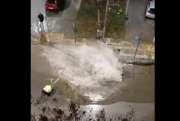 Θεσσαλονίκη: Εργατικό ατύχημα με 4 τραυματίες όταν έσκασε αγωγός της ΕΥΑΘ – Βίντεο ντοκουμέντο