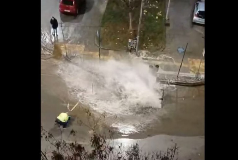 Θεσσαλονίκη: Εργατικό ατύχημα με 4 τραυματίες όταν έσκασε αγωγός της ΕΥΑΘ – Βίντεο ντοκουμέντο